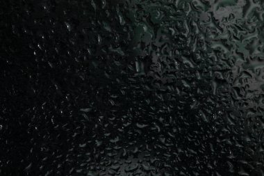 Pencere camına yağmur damlaları. Renk