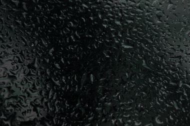Pencere camına yağmur damlaları. Renk