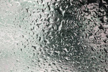 Pencere camına yağmur damlaları. Renk