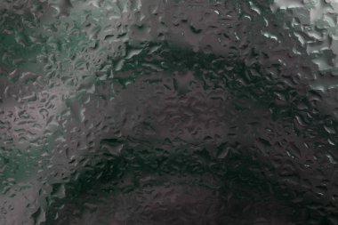 Pencere camına yağmur damlaları. Renk