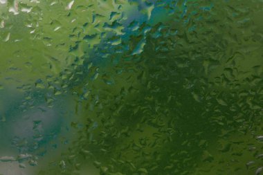 Pencere camına yağmur damlaları. Renk