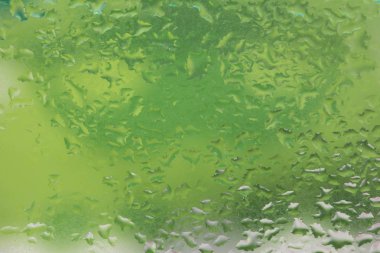 Pencere camına yağmur damlaları. Renk