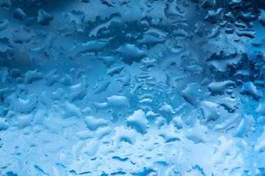 Pencere camına yağmur damlaları. Renk