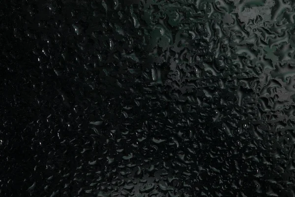 Pencere camına yağmur damlaları. Renk