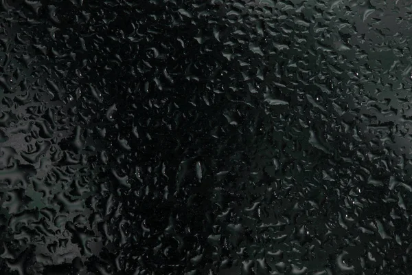 Pencere camına yağmur damlaları. Renk