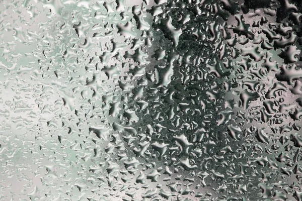 Pencere camına yağmur damlaları. Renk