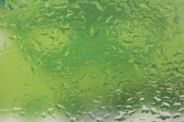 Pencere camına yağmur damlaları. Renk