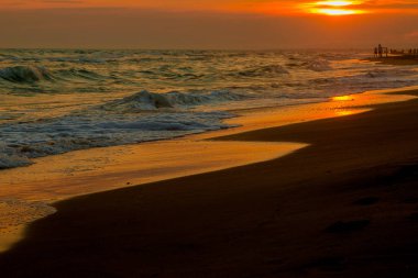 Okyanusta güzel bir gün batımı manzarası.