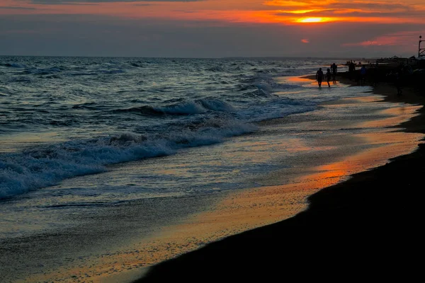Okyanusta güzel bir gün batımı manzarası.