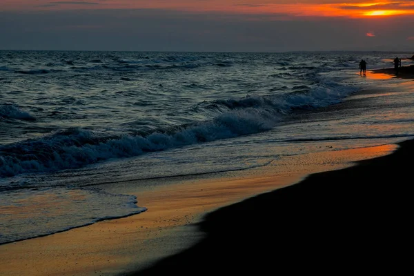 Okyanusta güzel bir gün batımı manzarası.