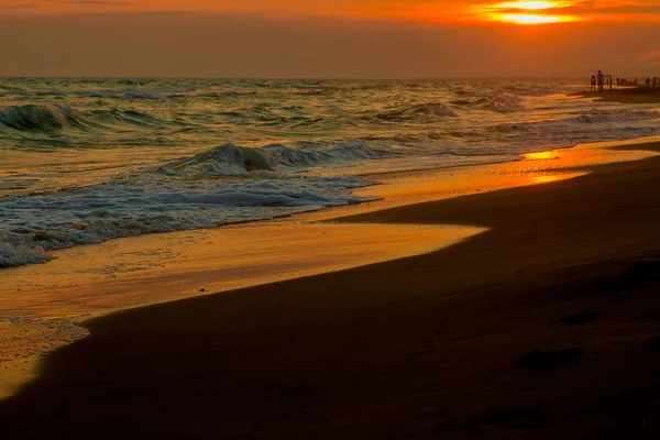 Okyanusta güzel bir gün batımı manzarası.