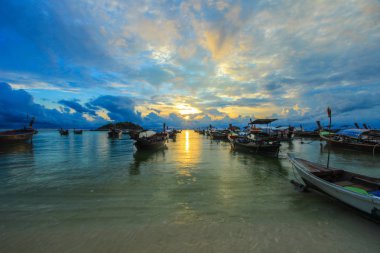 Shire'ı günbatımı arka plan ile gemilerde