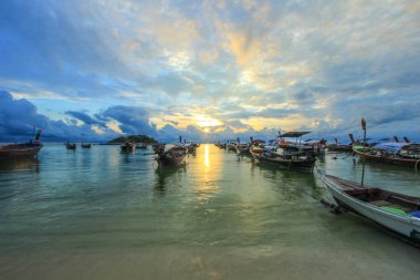 Shire'ı günbatımı arka plan ile gemilerde