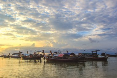 Tekneler sahilde günbatımı arka plan, Tayland