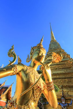 Yan genel Kraliyet tapınakta altın heykel