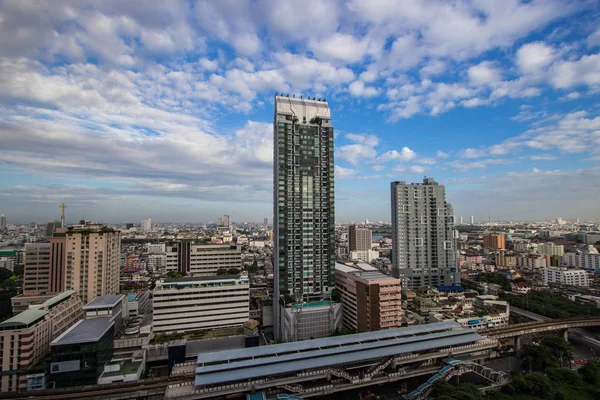 Tall building in the city of Bangkok, Thailand — Stock Photo, Image