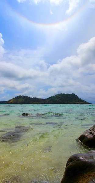 Hermosa escena junto al mar en un día soleado — Foto de Stock