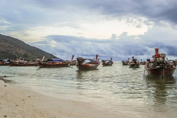 Barcos em shire com fundo por do sol — Fotografia de Stock