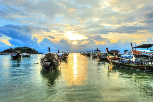 Barcos em shire com fundo por do sol — Fotografia de Stock