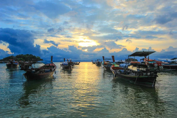 Barcos en shire con fondo de atardecer — Foto de Stock