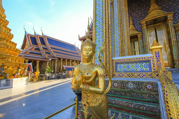 Estatua de oro en el templo real público lateral — Foto de Stock
