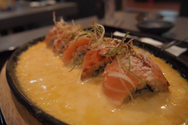 Premium Japon peynirli somon sıcak sac rulo