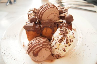 Ekmek üstüne çikolata mocha dondurma ve kamçı krema ile servis