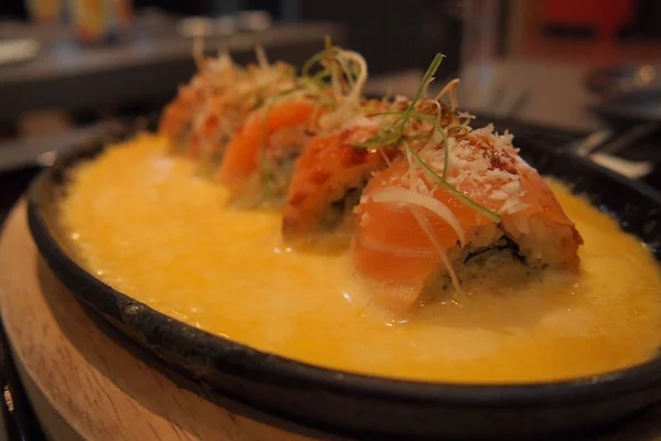 Placa caliente japonesa premium de salmón con queso — Foto de Stock