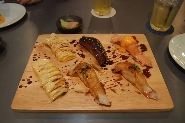 Hochwertiges japanisches Suhi-Set, Omakase — Stockfoto