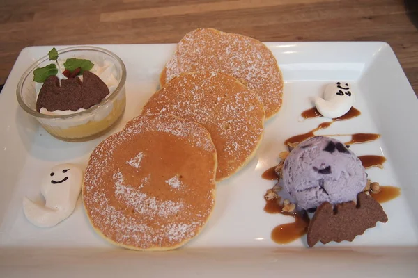 Crêpe de style japonais servi crème glacée et Panna cotta avec style halloween — Photo