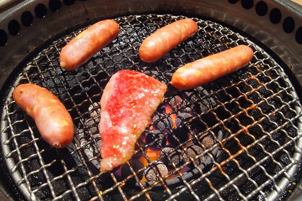 熱いグリルにプレミアム焼肉 — ストック写真