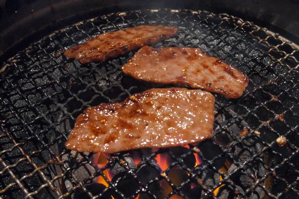 Premium Raw Wagyu Japońska wołowina na gorącym grillu — Zdjęcie stockowe