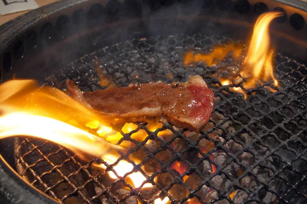 Prima cruda wagyu japonesa carne en llamas caliente parrilla —  Fotos de Stock