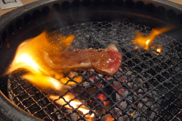 Carne de vaca japonesa Wagyu cru premium em grelhador quente flamejante — Fotografia de Stock