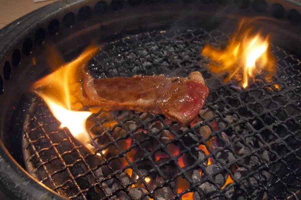 Prima cruda wagyu japonesa carne en llamas caliente parrilla —  Fotos de Stock