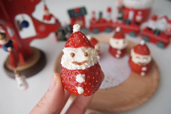 Süße kleine Ichigo Erdbeere und Sahne Weihnachtsmann — Stockfoto