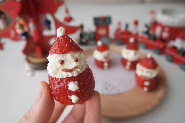 Schattige kleine Ichigo aardbei en crème Santa Claus — Stockfoto