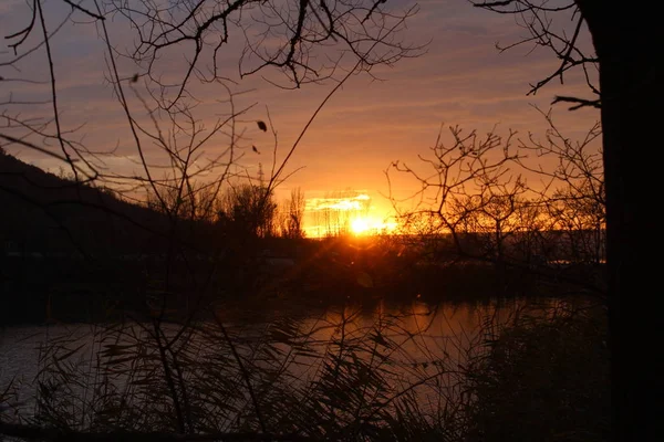 Gün batımı, manzara ve göl
