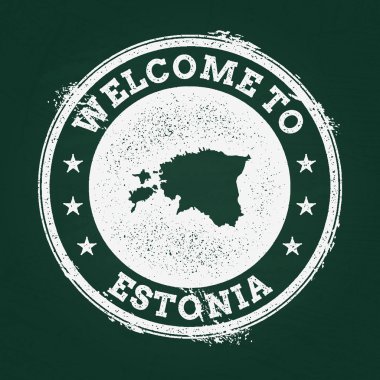 Beyaz tebeşir doku retro damga ile Estonya Cumhuriyeti harita üzerinde yeşil bir yazı tahtası.