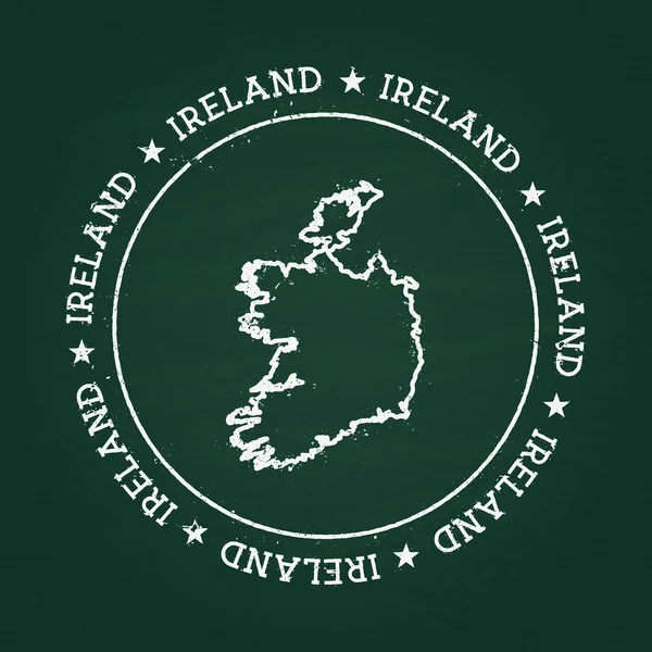 Sello de goma de textura de tiza blanca con mapa de Irlanda en una pizarra verde . — Vector de stock