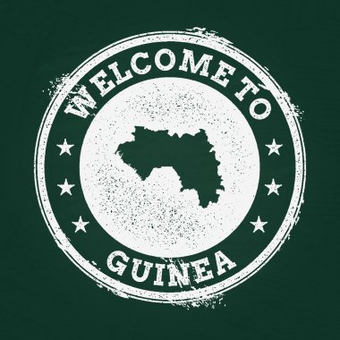 Beyaz tebeşir doku retro damga ile Gine Cumhuriyeti harita üzerinde yeşil bir yazı tahtası.