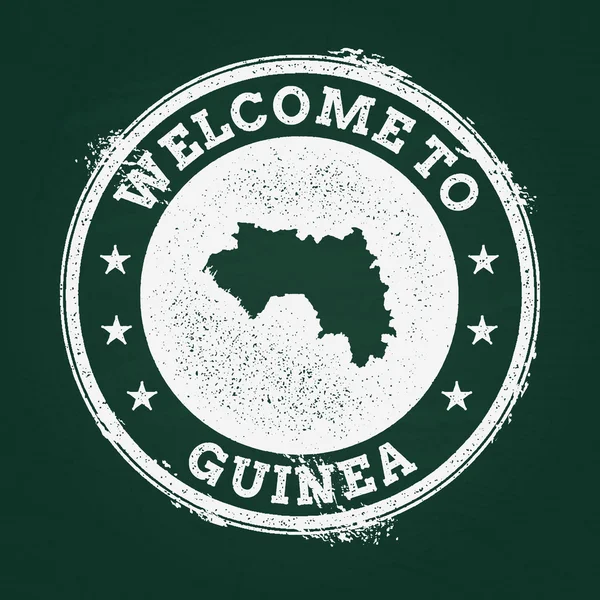 Beyaz tebeşir doku retro damga ile Gine Cumhuriyeti harita üzerinde yeşil bir yazı tahtası.