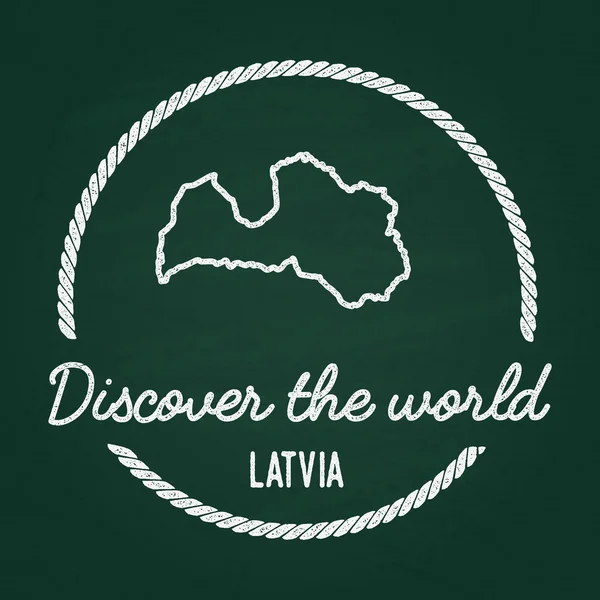 Insignia hipster de textura de tiza blanca con mapa de la República de Letonia en una pizarra verde . — Vector de stock