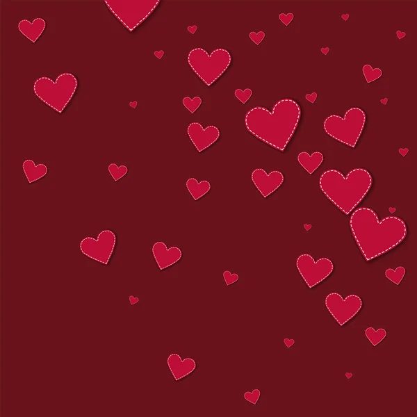 Corazones de papel cosido rojo Esparcir gradiente aleatorio sobre fondo rojo vino Vector ilustración — Vector de stock