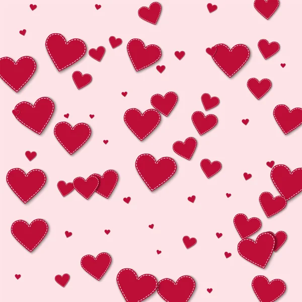 Corazones de papel cosidos rojos Líneas de dispersión caóticas con corazones de papel cosidos rojos en rosa claro — Vector de stock