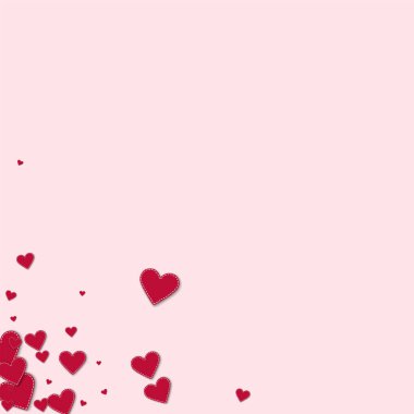 Açık pembe renkli vektör çizim kağıt kalpler dağınık alt sol köşede kırmızı dikişli