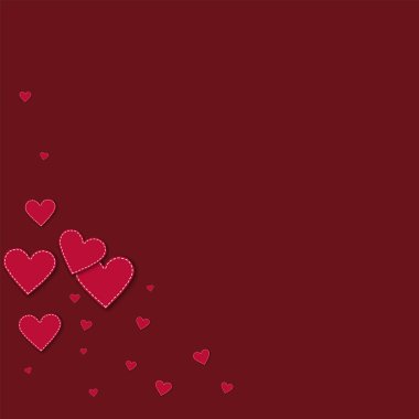 Kırmızı dikişli kağıt kalpleri alt sol köşede şarap kırmızı arka plan vektör çizim