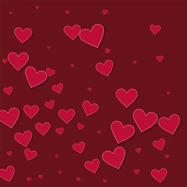 Vermelho costurado corações de papel Abstrato bagunça no vinho vermelho fundo Vector ilustração — Vetor de Stock