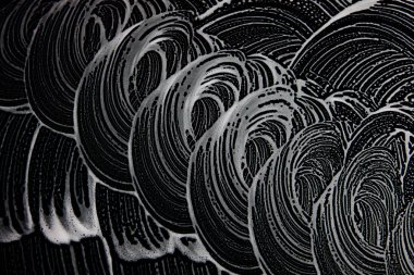 Beyaz sabun doku siyah arka planda el yapımı hipster köpük doku simetrik beyaz köpük