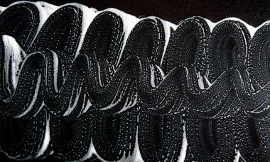 Beyaz sabun doku Overwhelming beyaz köpük siyah arka planda el yapımı hipster köpük doku